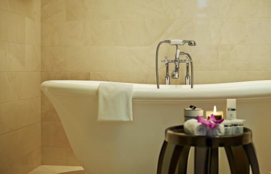 royal-suite-bath.jpg