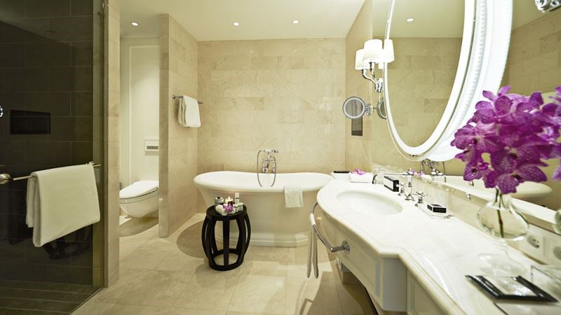 Bathroom Royal Suite.jpg